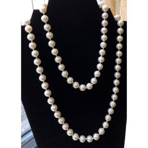 BEAUTIFUL 1960s long faux white pearl necklace